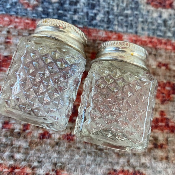 Vintage silver plated mini salt and pepper shakers - Picture 4 of 7